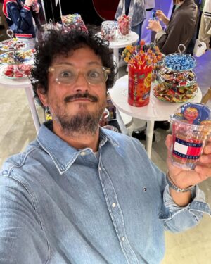 Hiroyuki Ikeuchi Instagram - トミーヒルフィガー表参道店のイベントにお邪魔しました。創設者のトミーさんとお会いできて感動でした。イベントでは、場内にいくつかの体験ブースがあり楽しめちゃいました^_^
トミーヒルフィガーの世界観を是非堪能してみてください。僕が着用しているデニムシャツとデニムはもちろんトミーヒルフィガーです。ぜひチェックしてみてください。

@tommyhilfiger 
#トミーヒルフィガー
#ピープルズプレイス 
#pr