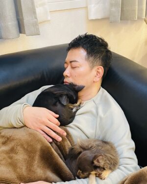 Hiroyuki Miyasako Instagram - 3人でお昼寝中を嫁迫さんがパシャリ🥰