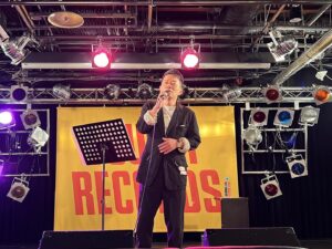 Hiroyuki Miyasako Instagram - タワーレコード渋谷店でカバーアルバム「セカンドプロポーズ」のリリースイベントでした。ちょっと声枯れててたけど言霊届いたかな〜。

今夜19:00公開のMVもよろしく〜

#宮迫博之 
#セカンドプロポーズ 
#タワーレコード渋谷店