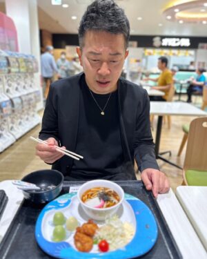 Hiroyuki Miyasako Instagram - サービスエリアで小さめのうどんが食べたくて頼んだらこんなん来た。満53歳のミステイク。

美味しかった😋
