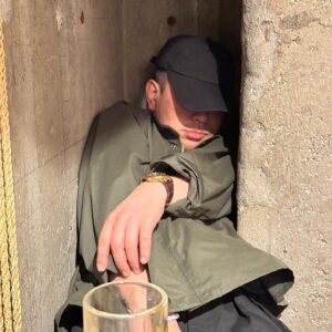Hiroyuki Miyasako Instagram - 飲み屋さんで、落ち着く場所を発見しました🥷🏻