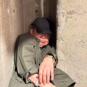 Hiroyuki Miyasako Instagram - 飲み屋さんで、落ち着く場所を発見しました🥷🏻