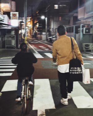 Hiroyuki Miyasako Instagram - お好み焼きやさんで仲良くなったご家族と夜桜を見に行くことに🌸

最初はあんまり話してもらえなかったけど、お店を出る頃には仲良くなれた娘ちゃんと😉