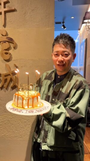Hiroyuki Miyasako Instagram - 牛宮城1周年、ありがとうございます!!ご来店いただいたみなさま、ファン・視聴者のみなさま、牛宮城スタッフのみなさま、牛宮城に関わっている全てのみなさまのおかげさまです!!

チーム一同、2年目も頑張っていきますので、進化し続ける焼肉屋「牛宮城」をどうぞよろしくお願いします！

#牛宮城