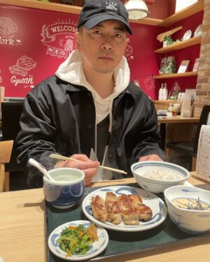 Hiroyuki Miyasako Instagram - ねぎしで牛タンではなく、チキンステーキを真剣な眼差しで食べようとしている男。サコります。