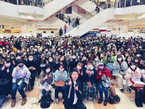 Hiroyuki Miyasako Instagram - アリオ八尾さんでリリースイベント。すっごい人で、写真にみんな収まりきらんかった!!

明日はリリイベ最終日。セブンパーク天美さんへお邪魔します!!

#アリオ八尾 #セブンパーク天美 #セカンドプロポーズ
