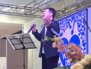 Hiroyuki Miyasako Instagram - アリオ八尾さんでリリースイベント。すっごい人で、写真にみんな収まりきらんかった!!

明日はリリイベ最終日。セブンパーク天美さんへお邪魔します!!

#アリオ八尾 #セブンパーク天美 #セカンドプロポーズ