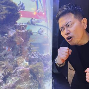 Hiroyuki Miyasako Instagram - この写真のタイトルは何かわかるかなーー？

水槽の中にいる奴は、何かなーー？