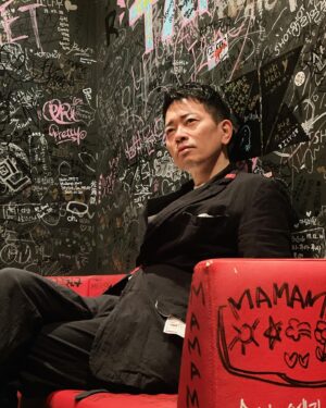 Hiroyuki Miyasako Instagram - 渋谷のタワレコでのインストアライブ。
歴史のある楽屋で迫りまくってる俺。

2023年1月25日発売
セカンドプロポーズ

本当に言霊を込めて作ったアルバムなので
楽しみにしててください😉