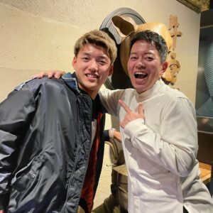 Hiroyuki Miyasako Instagram - 堂安くんが牛宮城に来てくれた〜〜〜😆

感動をありがとう。
久しぶりに会えてうれしかった〜そしてめちゃくちゃ楽しかった！