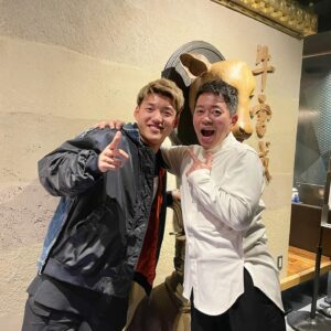 Hiroyuki Miyasako Instagram - 堂安くんが牛宮城に来てくれた〜〜〜😆

感動をありがとう。
久しぶりに会えてうれしかった〜そしてめちゃくちゃ楽しかった！