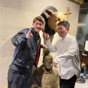 Hiroyuki Miyasako Instagram - 堂安くんが牛宮城に来てくれた〜〜〜😆

感動をありがとう。
久しぶりに会えてうれしかった〜そしてめちゃくちゃ楽しかった！