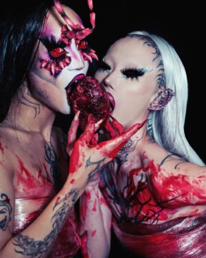 HoSo Terra Toma Instagram - Me & @hosoterratoma saw you across the bar … we want to eat your heart 🩸🖤🦇
📷 @officialricardodiaz 
Prod @bob_of_scotland_studio