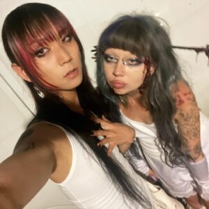 HoSo Terra Toma Instagram - FAVOURITE TOY MV out RIGHT NOW🔊🔊🔊🔊
Was so happy to stand beside @jazminbean for this experience and get a couple stabs in 🔪🔪🔪