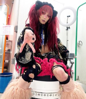 HoSo Terra Toma Instagram - Cat maid w the unsettling eye at @corpsegyaruprowrestling :3 
.
.
Photos by @janice.song @maus.slice @rina.morningstar (tagged accordingly)
Hair cut by @xiaoutty hair color by @laken.ria