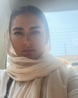 Hoda Zeinolabedin Instagram - در آخر، آن چه در درون آدم مي ماند
بسيار بيشتر از آن چيزيست
كه با كلمات بيرون مي آيد ….