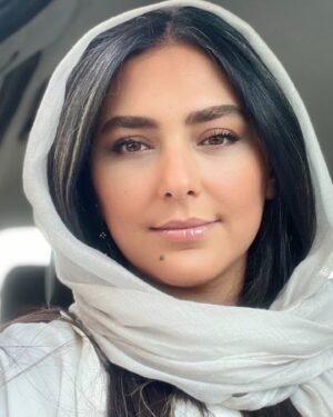 Hoda Zeinolabedin Instagram - اگر رشد نكنيم و با دنيا سازگار نشويم، دنيا ما را جا مي گذارد.
جا مي مانيم و بايد بايستيم و نگاه كنيم و از خودمان بپرسيم دنيا كجا رفت؛
بپرسيم اثر گذاري ما در كجا محو شد.
بايد رشد كنيم ، هميشه ، تا آخر عمر ….
