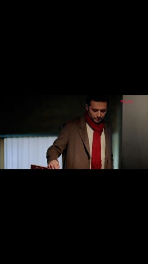 Hoda Zeinolabedin Instagram - من ار چه در نظرِ یار خاکسار شدم
رقیب نیز چنین محترم نخواهد ماند

همین حالا در فیلم‌نت؛ به تماشای قسمت نهم و پایانی سریال پرطرفدار «در انتهای شب» بنشینید.

سریال «در انتهای شب» در ۹ قسمت و در دسته بندی آثار Limited Series قرار داد. معمولاً آثاری طولانی‌تر از مینی سریال‌ها که داستان آن‌ها در آخرین قسمت فصل به پایان می‌رسد، در دسته‌ی Limited Series قرار می‌گیرند.
  
انتشار این اثر از ۰۳/۰۳/۰۳ در فیلم‌نت آغاز شد و مورد استقبال کم سابقه ایرانیان داخل و خارج از کشور و مورد تحسین منتقدان و کارشناسان حوزه‌های سینما، جامعه شناسی و خانواده قرار گرفت.

کارگردان: آیدا پناهنده
تهیه‌کننده: محمد یمینی
نویسنده: آیدا پناهنده، ارسلان امیری
         
پیج رسمی سریال «در انتهای شب»
@darentehayeshab.series

@filmnet.ir_
@softlanclub
