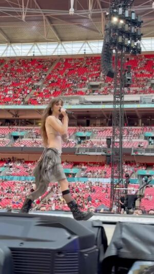 Holly Humberstone Instagram - The best night of my lil life on The Eras Tour stage 😭😭😭😵‍💫😵‍💫 thank u luv u @taylorswift