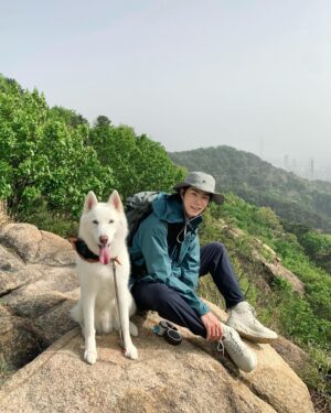 Hong Jong-hyun Instagram - 진이랑 오랜만에 등산🤟🏻⛰️
#ad #kolonsport #코오롱스포츠