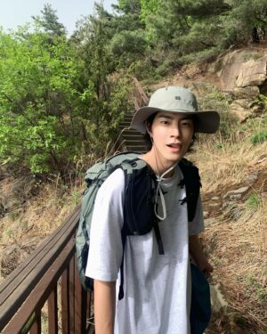 Hong Jong-hyun Instagram - 진이랑 오랜만에 등산🤟🏻⛰️
#ad #kolonsport #코오롱스포츠