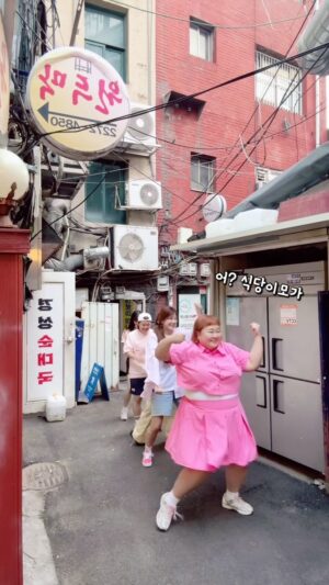 Hong Yun-hwa Instagram - 핑크공쥬 생일날!!🎂
뒤늦은 #supernova 
#릴스 찍다가 식당이모랑 인사 ㅋㅋㅋ
#안녕하세요 😝
춤 #엉망진창 이닷!! ㅋㅋㅋㅋㅋ
마지막 귀비언니 모얌 푸하하하 ㅋㅋ
#에스파 처럼 되고싶어요 🥹