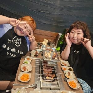 Hong Yun-hwa Instagram - 아우 챙겨주겠다며ㅋㅋ
양꼬치에 꿔바로우에 토마토계란에
화채에 새우전에 감자전에 
사케1.8리터에 소주3병 처리하고
왜 배부른지 이해할수없다며
이해할수없는 얘기를하는성님ㅋㅋㅋ
아우가 항시 사랑합니다 성님😍
.
#합정동건달
