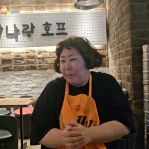 Hong Yun-hwa Instagram - 아우 챙겨주겠다며ㅋㅋ
양꼬치에 꿔바로우에 토마토계란에
화채에 새우전에 감자전에 
사케1.8리터에 소주3병 처리하고
왜 배부른지 이해할수없다며
이해할수없는 얘기를하는성님ㅋㅋㅋ
아우가 항시 사랑합니다 성님😍
.
#합정동건달