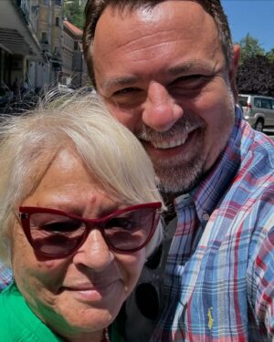 Horia Brenciu Instagram - Când ești în Brașov, niciodată nu știi cu cine te vei îmbrățișa pe stradă… 😍 Feblețea mea, MIRABELA DAUER! ❤️
