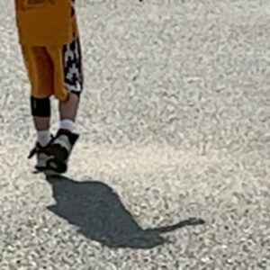 Horia Brenciu Instagram - El e Toma, fiul meu. Poartă tricoul cu numărul 10. ✌️Echipa lui, Fan Baschet e în cantonament la Costinești! În fiecare zi au câte una sau 2 partide. Cea de azi a fost matinală. Au bătut! 👍 La un moment dat, am pierdut numărul paselor și coșurilor lui Toma. Important e ca baschetul românesc are un viitor plin de speranță! 🏀🏀🏀