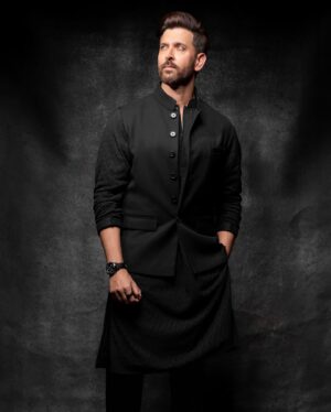 Hrithik Roshan Instagram - Turns out , Black is my happy colour. 

🖤

Outfit : from my wardrobe
Stylist : @lakshmilehr 
Hair : @aalimhakim @smerchant5 
Makeup : @vijaypalande25 
Photographer : @beejlakhani