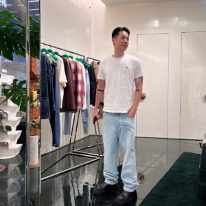Hsin-Wei Chen Instagram - 那天跟 @r2d6lofi_hsiang 實在太想知道 @newbottega 新的男裝系列到底有多屌。
讓Rocky 愛不釋手？

真的太屌了

我身上的牛仔褲跟格子襯衫

都是真皮

12層的疊加
讓你視覺上誤以為

版型也超帥🤧

以下開放乾爹乾媽乾妹乾姐😀