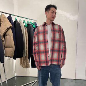 Hsin-Wei Chen Instagram - 那天跟 @r2d6lofi_hsiang 實在太想知道 @newbottega 新的男裝系列到底有多屌。
讓Rocky 愛不釋手？

真的太屌了

我身上的牛仔褲跟格子襯衫

都是真皮

12層的疊加
讓你視覺上誤以為

版型也超帥🤧

以下開放乾爹乾媽乾妹乾姐😀
