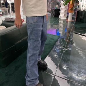 Hsin-Wei Chen Instagram - 那天跟 @r2d6lofi_hsiang 實在太想知道 @newbottega 新的男裝系列到底有多屌。
讓Rocky 愛不釋手？

真的太屌了

我身上的牛仔褲跟格子襯衫

都是真皮

12層的疊加
讓你視覺上誤以為

版型也超帥🤧

以下開放乾爹乾媽乾妹乾姐😀
