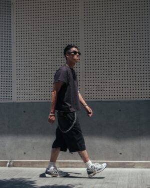 Hsin-Wei Chen Instagram - 「慢跑鞋如何搭配？」
 
NB的1906誕生於2010年
 
 
2022年復刻
-全新命名為M1906R
 
 
「R」代表
「REIMAGINED重新構想」或是「REGENERATE再生」
 
 
它的配色是近幾年
非常夯的金屬色Y2K style
而鞋體本身輪廓修長
視覺上會產生一種較高的錯覺
 
鞋底置入了 NB專利的避震機能中底「N-ERGY」
由左右不對稱的氣囊組成，可以有效的吸收衝擊
鞋跟使用TPU 材質的架構帶來穩定的包覆感
鞋墊的特別之處在於柔軟＋防彈性
比起一般的鞋墊會比較厚一些，但是重量上卻不會帶來負擔
 
 
New Balance 的舒適度一直以來也都是眾所皆知
小時候在球鞋店打工的時候，就以舒服腳感出名在銷售排行榜名列前茅🏆
 
來挑戰用兩種不同長度跟版型的短褲來搭配這次的鞋款 #NB1906R
過膝工裝短褲
V.S.
迷彩九分褲
 
 
先不說什麼Y2K了
這雙鞋搭配兩種不同的短褲可以呈現完全不同的風格
 
 
如果你是180以下 可以試試一般的過膝短褲來做搭配
但如果你對於自己的腳長非常有自信，也可以試試九分褲😏
 
 
歡迎大家到New Balance全台門市親自體驗！
 
 
#自在型走NB一搭即合
#NB1906R