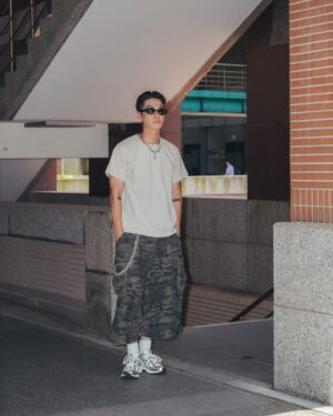 Hsin-Wei Chen Instagram - 「慢跑鞋如何搭配？」
 
NB的1906誕生於2010年
 
 
2022年復刻
-全新命名為M1906R
 
 
「R」代表
「REIMAGINED重新構想」或是「REGENERATE再生」
 
 
它的配色是近幾年
非常夯的金屬色Y2K style
而鞋體本身輪廓修長
視覺上會產生一種較高的錯覺
 
鞋底置入了 NB專利的避震機能中底「N-ERGY」
由左右不對稱的氣囊組成，可以有效的吸收衝擊
鞋跟使用TPU 材質的架構帶來穩定的包覆感
鞋墊的特別之處在於柔軟＋防彈性
比起一般的鞋墊會比較厚一些，但是重量上卻不會帶來負擔
 
 
New Balance 的舒適度一直以來也都是眾所皆知
小時候在球鞋店打工的時候，就以舒服腳感出名在銷售排行榜名列前茅🏆
 
來挑戰用兩種不同長度跟版型的短褲來搭配這次的鞋款 #NB1906R
過膝工裝短褲
V.S.
迷彩九分褲
 
 
先不說什麼Y2K了
這雙鞋搭配兩種不同的短褲可以呈現完全不同的風格
 
 
如果你是180以下 可以試試一般的過膝短褲來做搭配
但如果你對於自己的腳長非常有自信，也可以試試九分褲😏
 
 
歡迎大家到New Balance全台門市親自體驗！
 
 
#自在型走NB一搭即合
#NB1906R