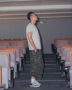 Hsin-Wei Chen Instagram - 「慢跑鞋如何搭配？」
 
NB的1906誕生於2010年
 
 
2022年復刻
-全新命名為M1906R
 
 
「R」代表
「REIMAGINED重新構想」或是「REGENERATE再生」
 
 
它的配色是近幾年
非常夯的金屬色Y2K style
而鞋體本身輪廓修長
視覺上會產生一種較高的錯覺
 
鞋底置入了 NB專利的避震機能中底「N-ERGY」
由左右不對稱的氣囊組成，可以有效的吸收衝擊
鞋跟使用TPU 材質的架構帶來穩定的包覆感
鞋墊的特別之處在於柔軟＋防彈性
比起一般的鞋墊會比較厚一些，但是重量上卻不會帶來負擔
 
 
New Balance 的舒適度一直以來也都是眾所皆知
小時候在球鞋店打工的時候，就以舒服腳感出名在銷售排行榜名列前茅🏆
 
來挑戰用兩種不同長度跟版型的短褲來搭配這次的鞋款 #NB1906R
過膝工裝短褲
V.S.
迷彩九分褲
 
 
先不說什麼Y2K了
這雙鞋搭配兩種不同的短褲可以呈現完全不同的風格
 
 
如果你是180以下 可以試試一般的過膝短褲來做搭配
但如果你對於自己的腳長非常有自信，也可以試試九分褲😏
 
 
歡迎大家到New Balance全台門市親自體驗！
 
 
#自在型走NB一搭即合
#NB1906R