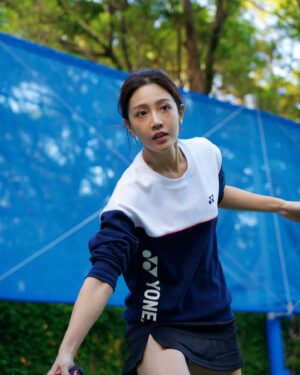 Huang Weiting Instagram - 🏸「膝蓋趕快好，我要去打羽球」🏸
-
快一個月沒發文，絕對會被打屁股
但我承認，每次我真的不知道文案該寫些什麼
是否可以一個貼圖就讓我過？
不過羽球男雙拿金牌，突然有股力量想趕快康復
那我就上兩個貼圖
這篇就是名副其實的：『熱血許願文』or 「好久不見文」
-
#身體健康 #羽球少女神 #我想打羽球 #badminton 
也好久沒看到自己去球場的樣子😢