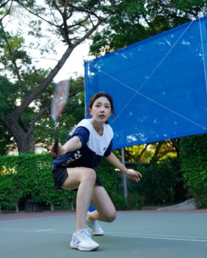 Huang Weiting Instagram - 🏸「膝蓋趕快好，我要去打羽球」🏸
-
快一個月沒發文，絕對會被打屁股
但我承認，每次我真的不知道文案該寫些什麼
是否可以一個貼圖就讓我過？
不過羽球男雙拿金牌，突然有股力量想趕快康復
那我就上兩個貼圖
這篇就是名副其實的：『熱血許願文』or 「好久不見文」
-
#身體健康 #羽球少女神 #我想打羽球 #badminton 
也好久沒看到自己去球場的樣子😢