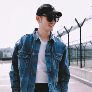Huang Xiaoming Instagram - 飞机还没来，先放飞一下自己✈️✈️✈️