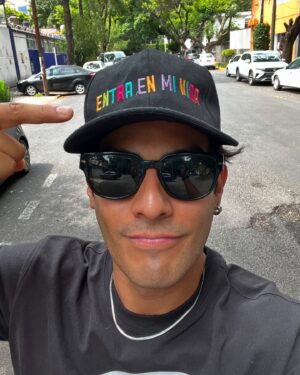 Hugo Catalán Instagram - Todos los intentos de selfie para recordarles que no todo lo que ven en redes es real y que @entraenmividamovie está en cines y está bien bonita.