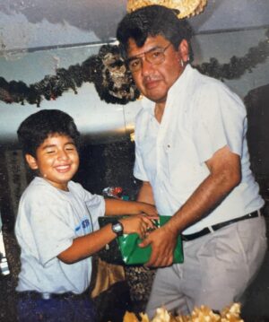 Hugo Lezama Instagram - Una fotografía de mi viejito regalándome una enciclopedia que más parecía un six pack de chela. Hoy le devuelvo algo del favor con un par de entradas a Paul McCartney. Un abrazo enorme a todos los padres de esta maravillosa comunidad. Paul es crema.