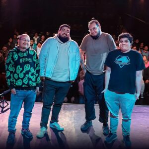 Hugo Lezama Instagram - La película más esperada por todo el Perú llegó "ASU BARBAS" solo en el YouTube de SomosNDG. 😎🔥

Esta semana se estrenó el EPISODIO 100 de NDG, y @cinesmero el primer invitado VUELVE al podcast para este gran momento que COMPARTIMOS CON TODOS USTEDES en vivo. 🤩

Corre a verlo ¡¡YA!! 🏃‍♂️