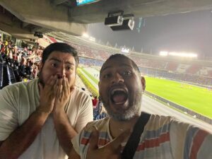 Hugo Lezama Instagram - Acabo el partido en el Metropolitano, la U sacó 1 punto de visita, la presión del Barbas está estable y Porrito necesita dormir como un bebé pronto.