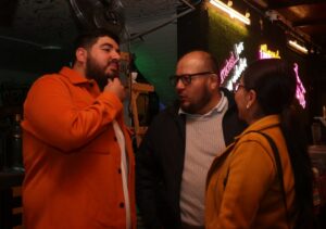Hugo Lezama Instagram - ¡QUÉ JUGOSA NOCHE! 💥

Gracias a todos nuestros queridos hamsters y guinea pigs que asistieron a la primera reunión con miembros exclusivos de la comunidad de Pitucos Marrones ✊🏾🔥

Solo queda agradecerles (sobre todo a los que se vinieron corriendo del concierto de Libido) y solo decirles que es por ustedes que seguimos creciendo (mentira solo por el patrón ❤️)

Y gracias también a @mercado_chicha por la buena onda y las facilidades que hicieron que la pasemos rico y delichocho. Unos fuera de serie.