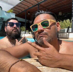 Hugo Lezama Instagram - Feliz Cumpleaños a mi hermano @porroqueladra 🔥🤗🌶️ Siempre tuve el presentimiento que teníamos que hacer algo juntos y con @pitucosmarrones estoy divirtiéndome como un chibolo con pelota nueva. Ahhh si, la gente ni se imagina las cositas locas que estamos cocinando.
Disfruta mucho tu viaje, aquí con Leto y Pedro estamos cuidando el rancho. Te quiero mucho marroncito 🤎