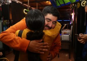 Hugo Lezama Instagram - ¡QUÉ JUGOSA NOCHE! 💥

Gracias a todos nuestros queridos hamsters y guinea pigs que asistieron a la primera reunión con miembros exclusivos de la comunidad de Pitucos Marrones ✊🏾🔥

Solo queda agradecerles (sobre todo a los que se vinieron corriendo del concierto de Libido) y solo decirles que es por ustedes que seguimos creciendo (mentira solo por el patrón ❤️)

Y gracias también a @mercado_chicha por la buena onda y las facilidades que hicieron que la pasemos rico y delichocho. Unos fuera de serie.