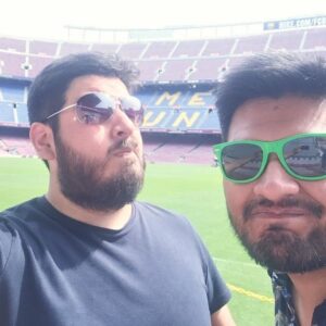Hugo Lezama Instagram - Feliz Cumpleaños a mi hermano @porroqueladra 🔥🤗🌶️ Siempre tuve el presentimiento que teníamos que hacer algo juntos y con @pitucosmarrones estoy divirtiéndome como un chibolo con pelota nueva. Ahhh si, la gente ni se imagina las cositas locas que estamos cocinando.
Disfruta mucho tu viaje, aquí con Leto y Pedro estamos cuidando el rancho. Te quiero mucho marroncito 🤎