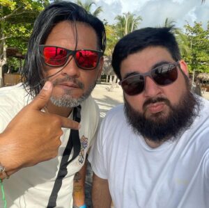 Hugo Lezama Instagram - Feliz Cumpleaños a mi hermano @porroqueladra 🔥🤗🌶️ Siempre tuve el presentimiento que teníamos que hacer algo juntos y con @pitucosmarrones estoy divirtiéndome como un chibolo con pelota nueva. Ahhh si, la gente ni se imagina las cositas locas que estamos cocinando.
Disfruta mucho tu viaje, aquí con Leto y Pedro estamos cuidando el rancho. Te quiero mucho marroncito 🤎