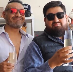 Hugo Lezama Instagram - Feliz Cumpleaños a mi hermano @porroqueladra 🔥🤗🌶️ Siempre tuve el presentimiento que teníamos que hacer algo juntos y con @pitucosmarrones estoy divirtiéndome como un chibolo con pelota nueva. Ahhh si, la gente ni se imagina las cositas locas que estamos cocinando.
Disfruta mucho tu viaje, aquí con Leto y Pedro estamos cuidando el rancho. Te quiero mucho marroncito 🤎